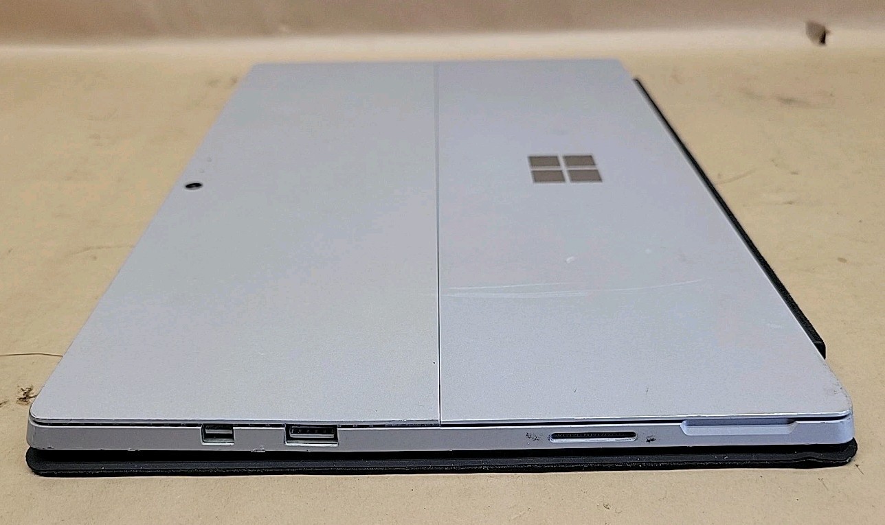 Microsoft Surface Pro 4, Intel Core i7-6650U @ 2.2GHz, 8GB RAM, 256GB SSD, W10P