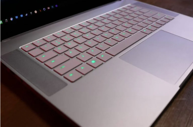 Razer Blade 15.6″ Studio Edition 4k OLED 60 Hz FOR PARTS READ DESCRIPTION