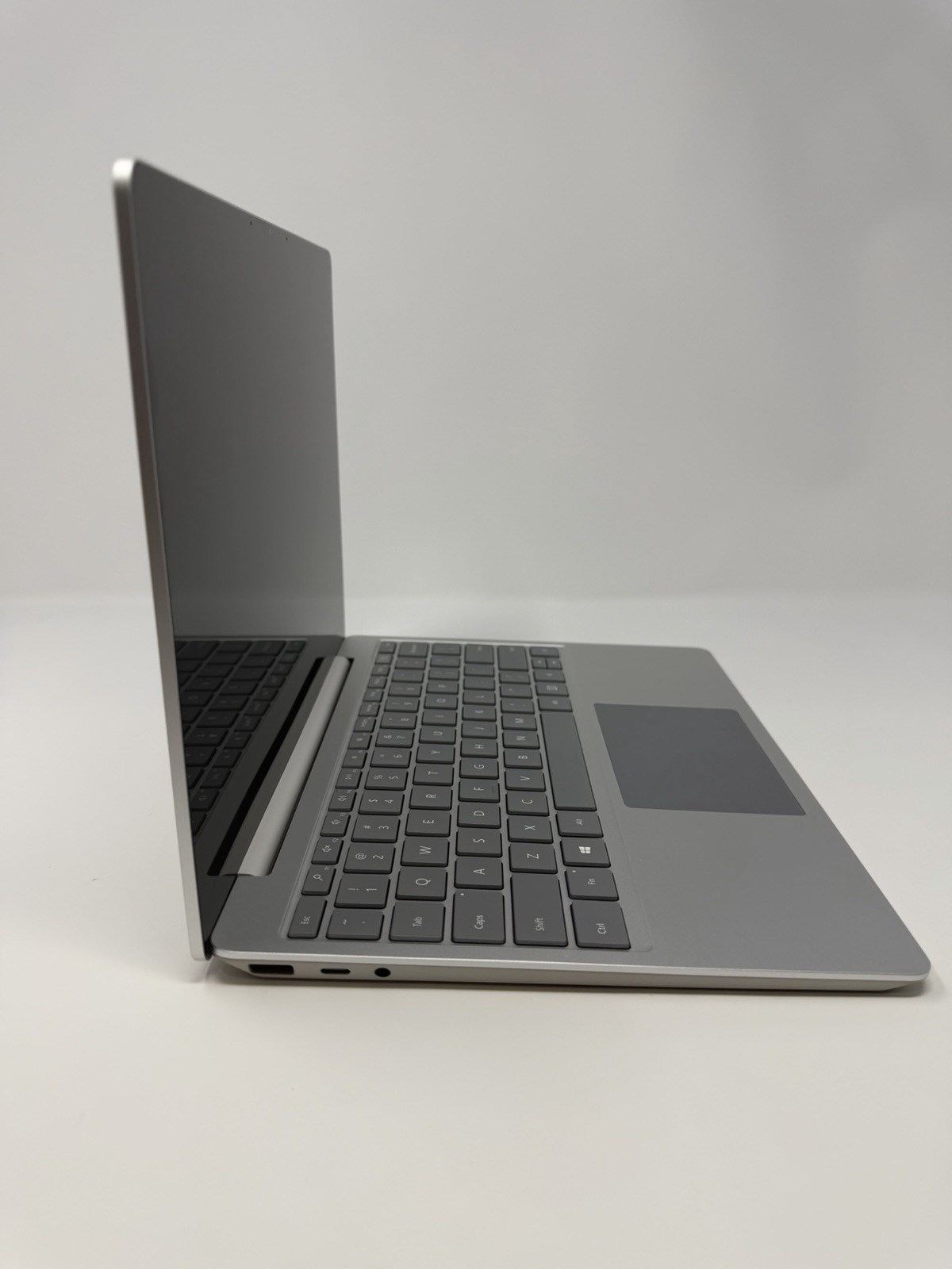 Microsoft Surface Laptop Go 12.4″ i5-1035G1 1.0GHz 16GB RAM 256GB SSD, Good