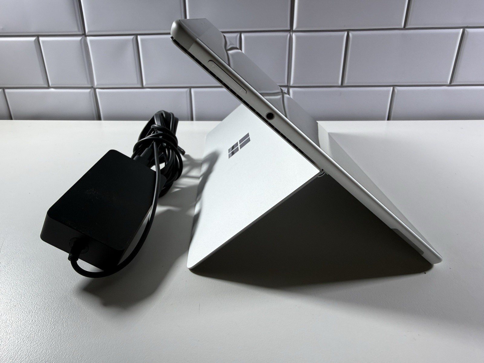 Microsoft Surface Pro 8 (1982) i5-1145G7 – 16GB RAM – 256GB 120Hz – Win 11 Pro