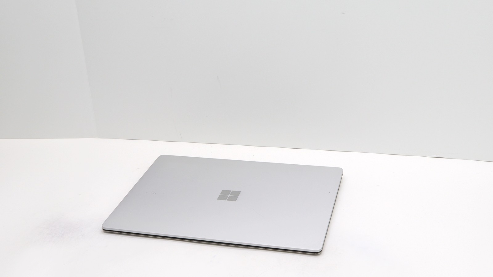 Microsoft Surface Laptop 14″ i7-7660u 16GB 512GB – Fair READ DESC
