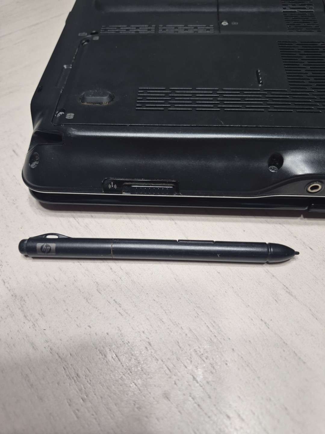 HP Pavilion 2000 *TURNS ON For A Second No Cord
