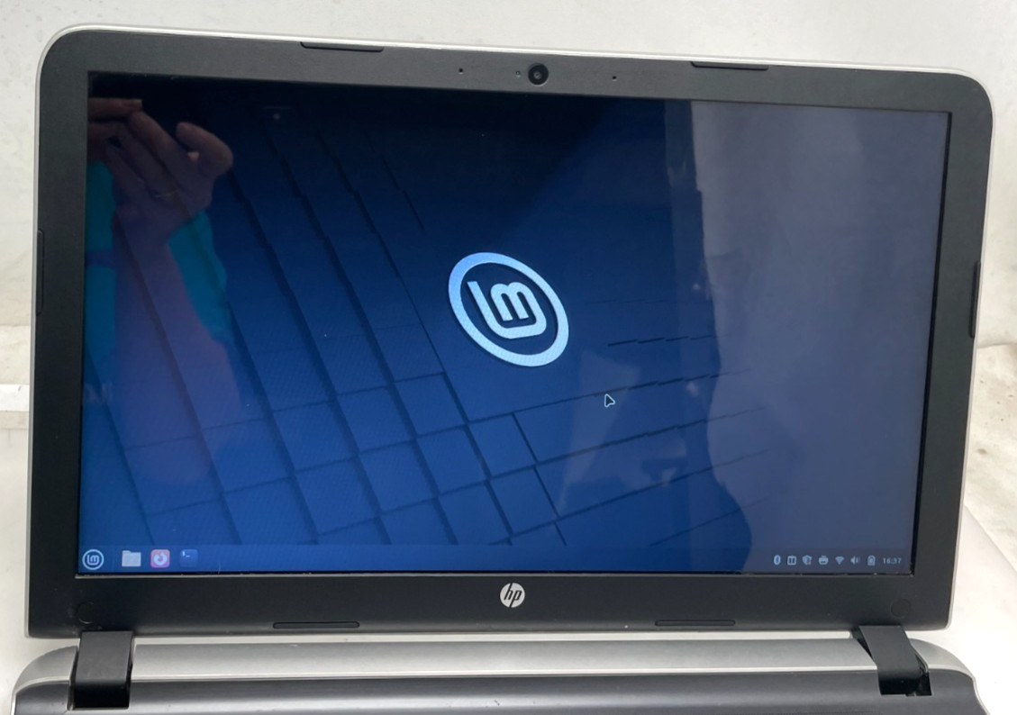 HP Pavilion 15-ab277cl 15.6″ i7-5500U 12gb Ram 250gb SSD Linux OS “Good” Btry
