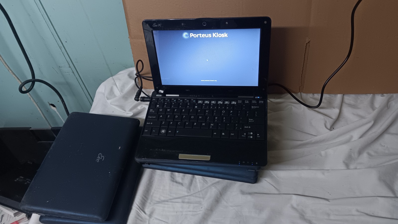Lot of 6 ASUS EEe PC Mini Netbooks Laptops Intel Atom 1.6 GHz 160 GB HD Linux OS