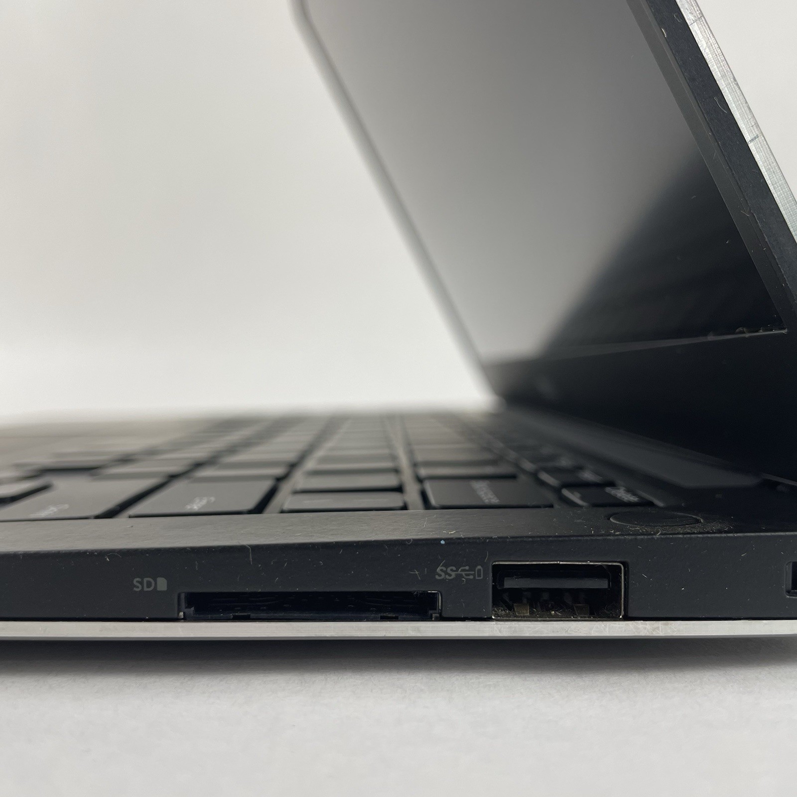 Dell XPS 13 9360 13.3″ i5-7200U 2.50 GHz 4 GB RAM No SSD/OS/AC/Battery