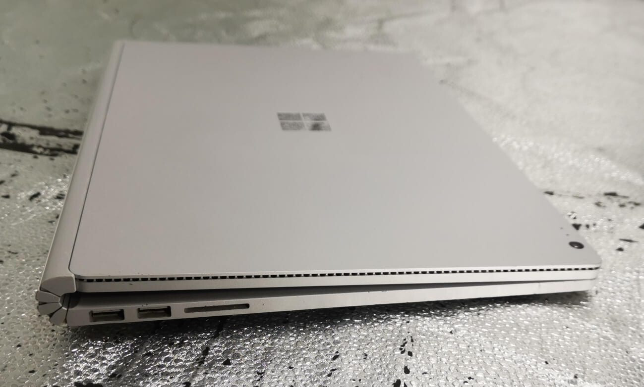 Microsoft Surface Book 13.5″ Intel Core i5-6300U 8GB RAM 256GB