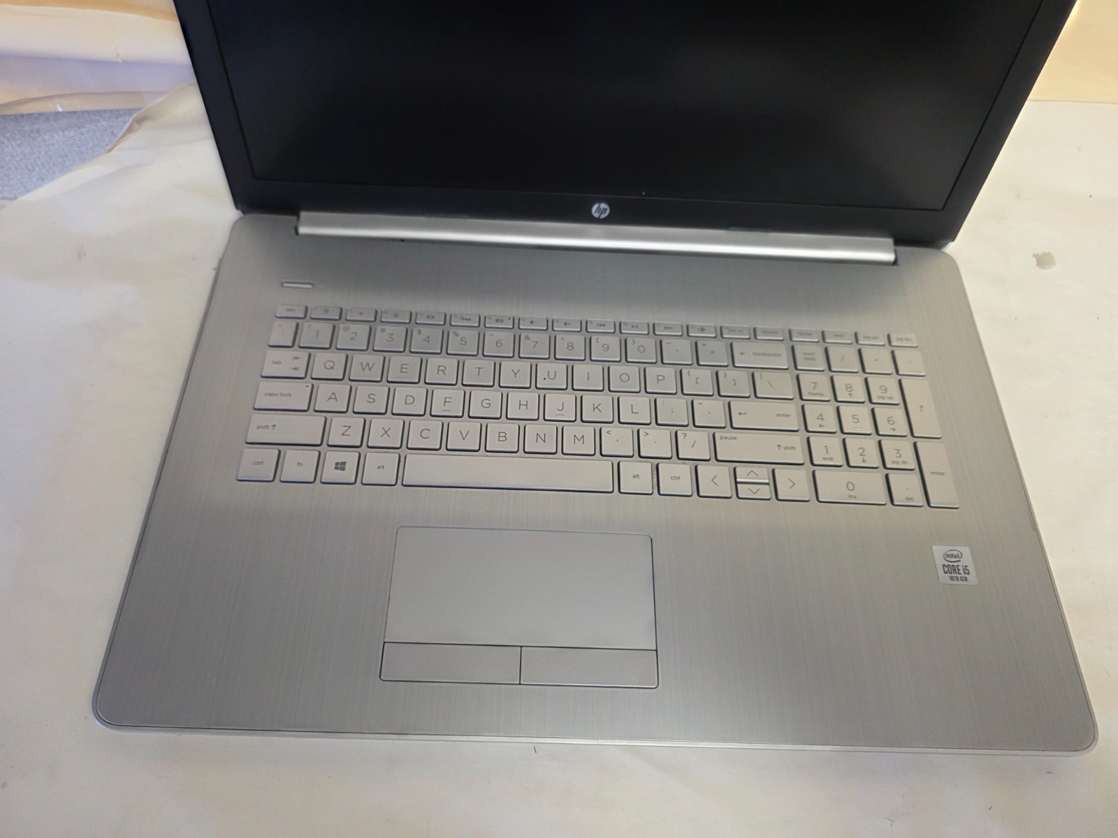 HP 17 Intel i5-1035G1 1.00GHz 12GB RAM No HDD – Screen hinges bad – No CD Rom