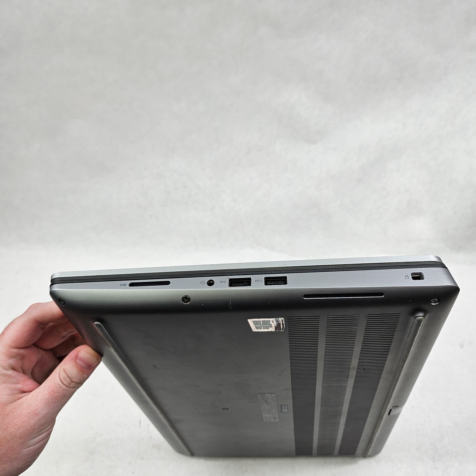 Dell Precision 7550 15.6″ FHD i7-10875H 32GB 512GB SSD NVIDIA RTX 3000 No OS