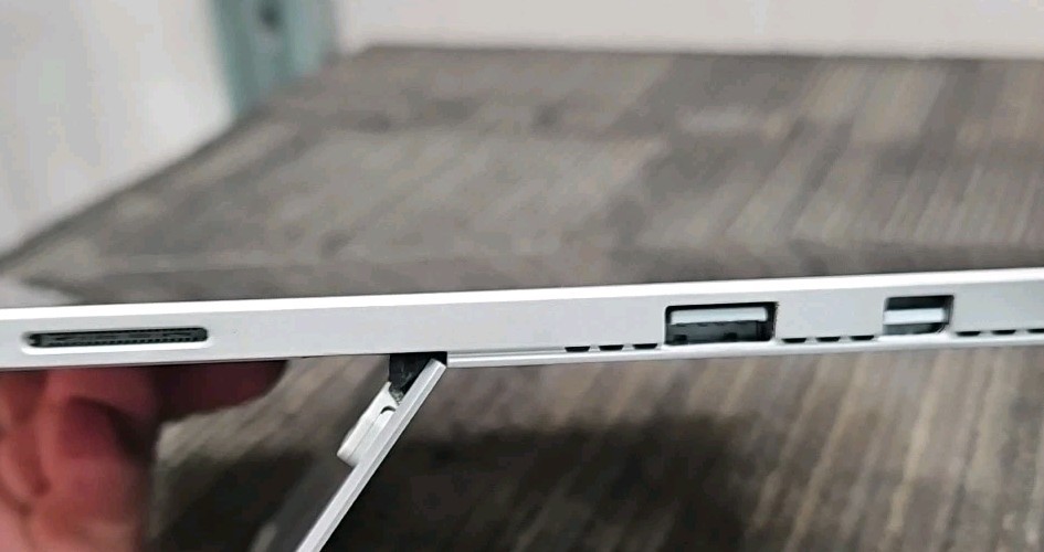Microsoft 1724 Surface Pro 4 128G with Keyboard – FOR PARTS-BAD BATTERY