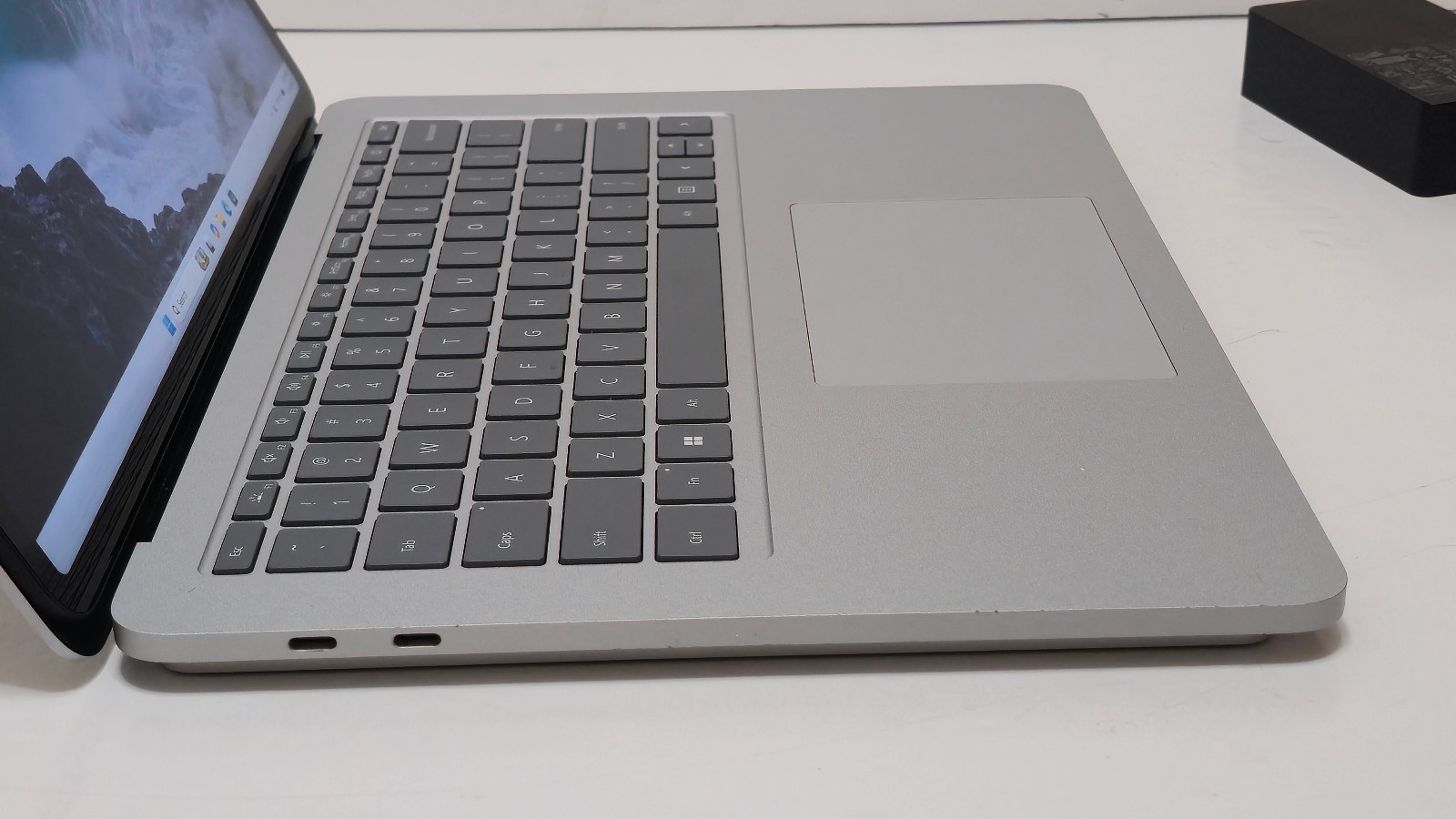Surface Laptop Studio 1964 Core i7-11370H 32GB RAM 1TB SSD 14.4″ A2000 GPU 4 GB