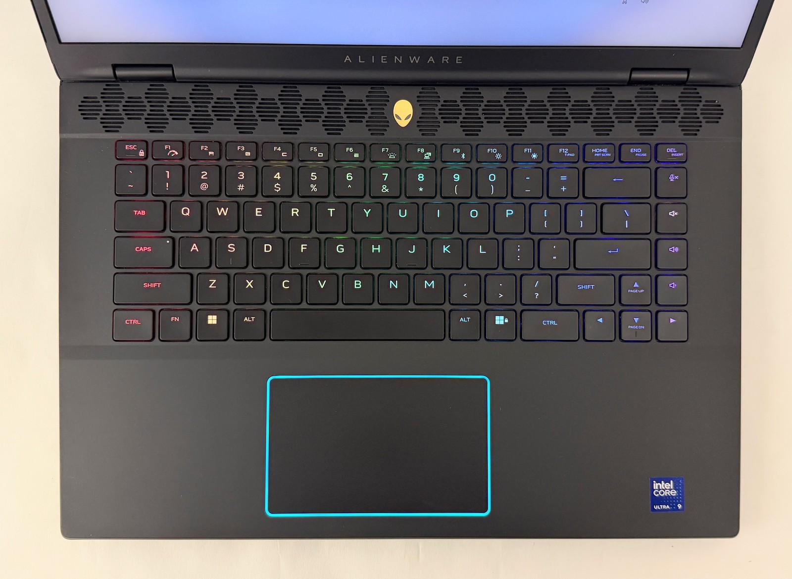 Alienware m16 R2 16″ 2560×1600 240Hz Ultra 9 185H 32GB 1TB RTX 4070 W11H