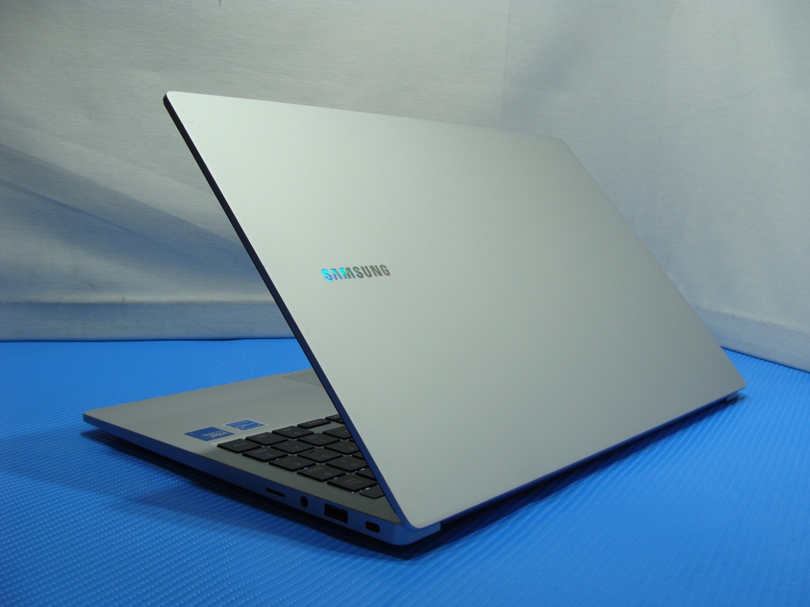 SAMSUNG GALAXY BOOK 4 15.6″FHD Intel 7 150U 1.8Ghz 16GB 512GB W11H 100 cycles
