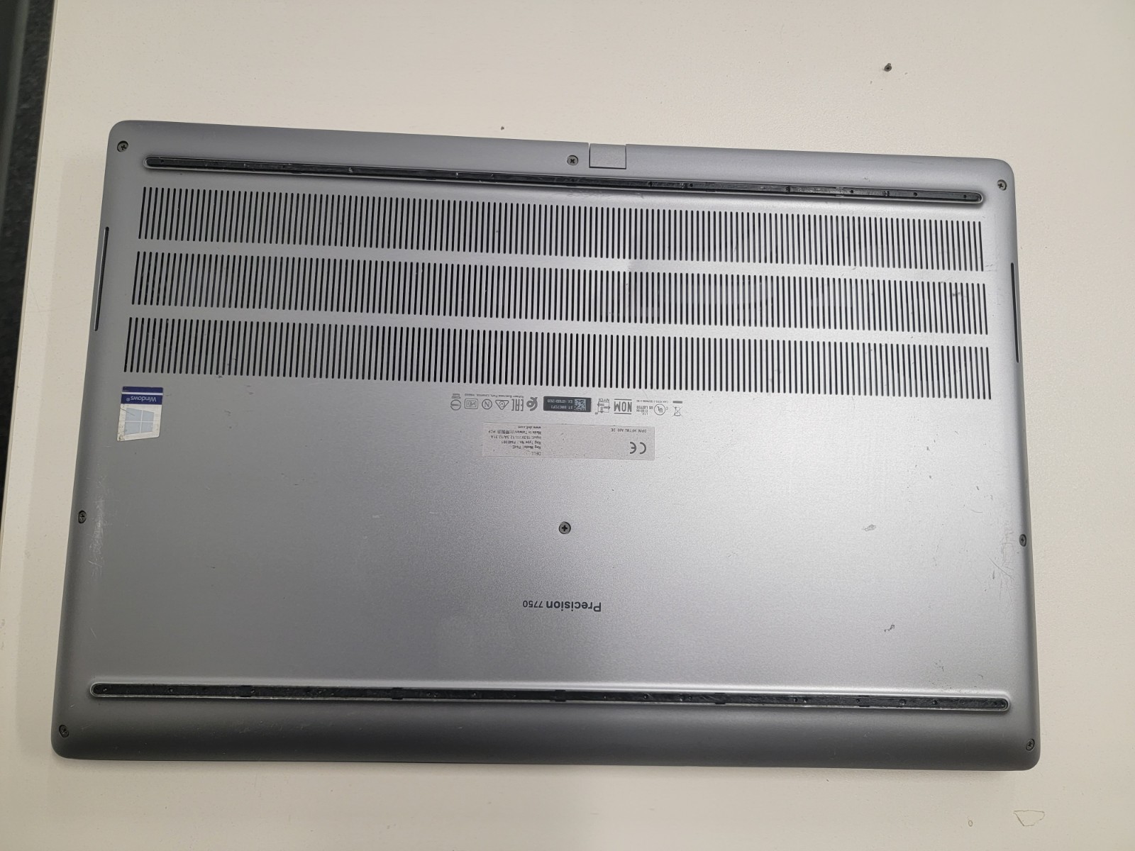 Dell Precision 7750 17.3″ i7-10850H 2.70 GHz 32 GB 1TB RAM RTX3000 WIN 11PRO