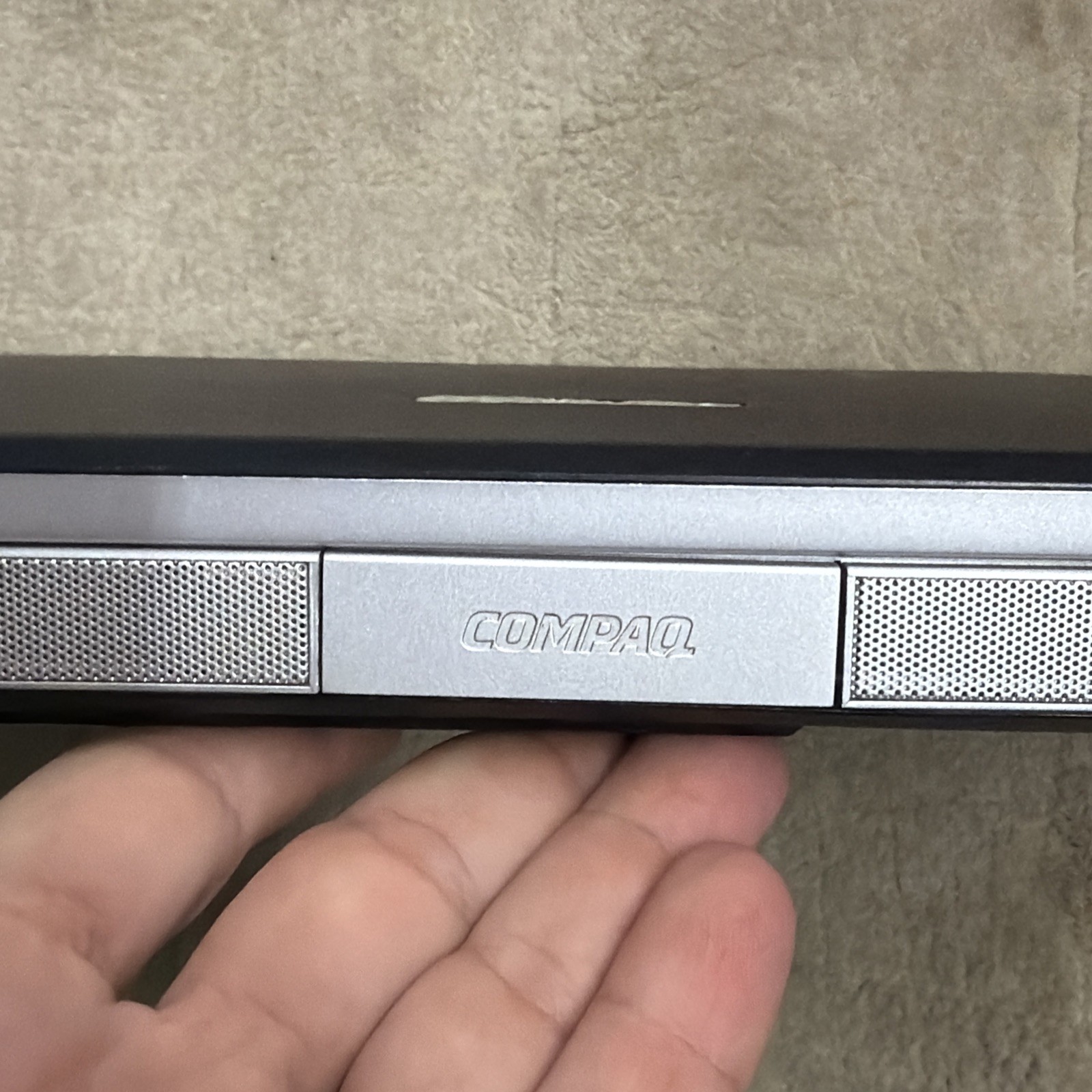 Compaq Presario V5101US AMD Sempron 15″ Laptop No Cord AS IS (Powers On)