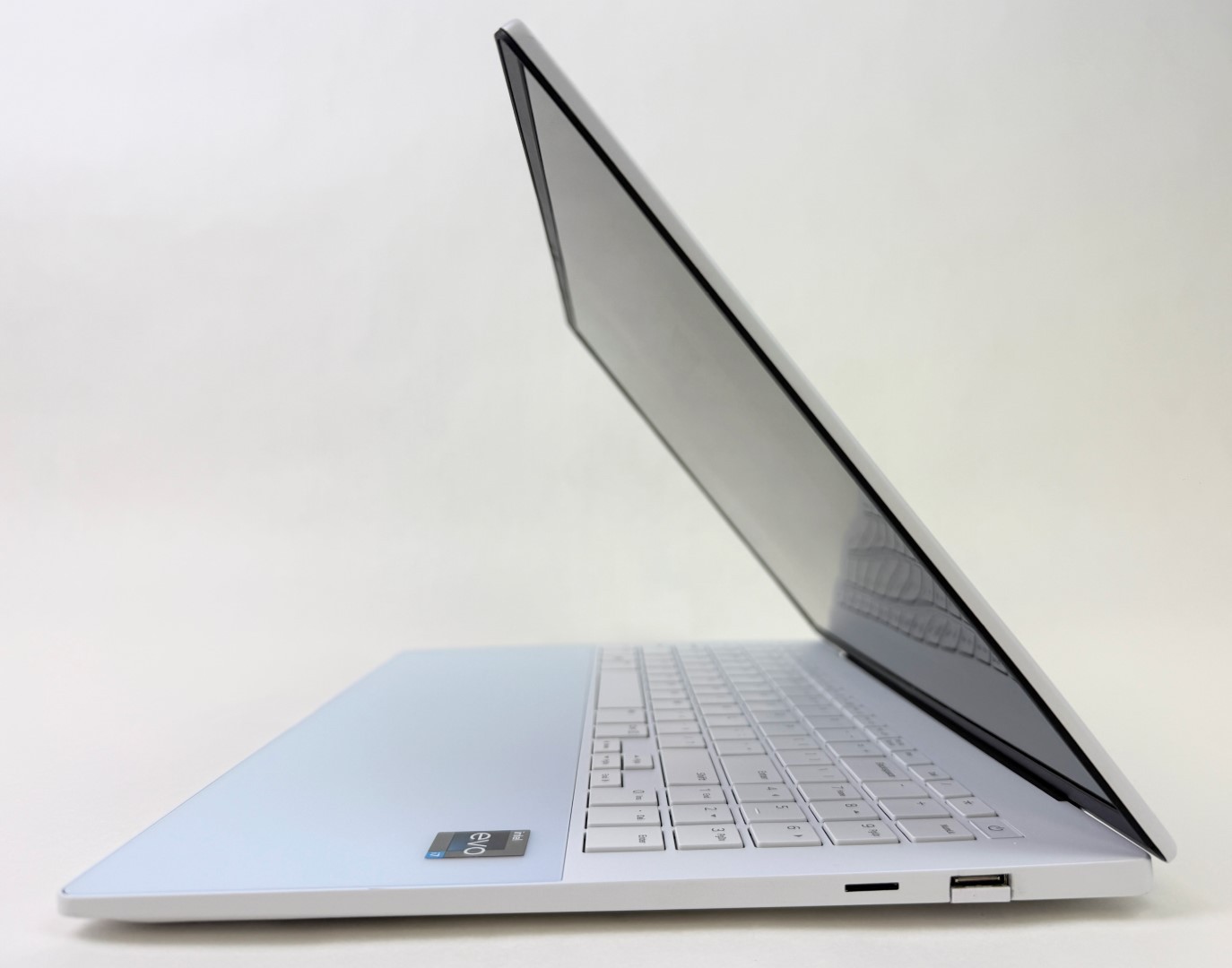 LG Gram Style 16″ 3200×2000 OLED 120Hz i7-1360P 16GB RAM 1TB SSD W11H