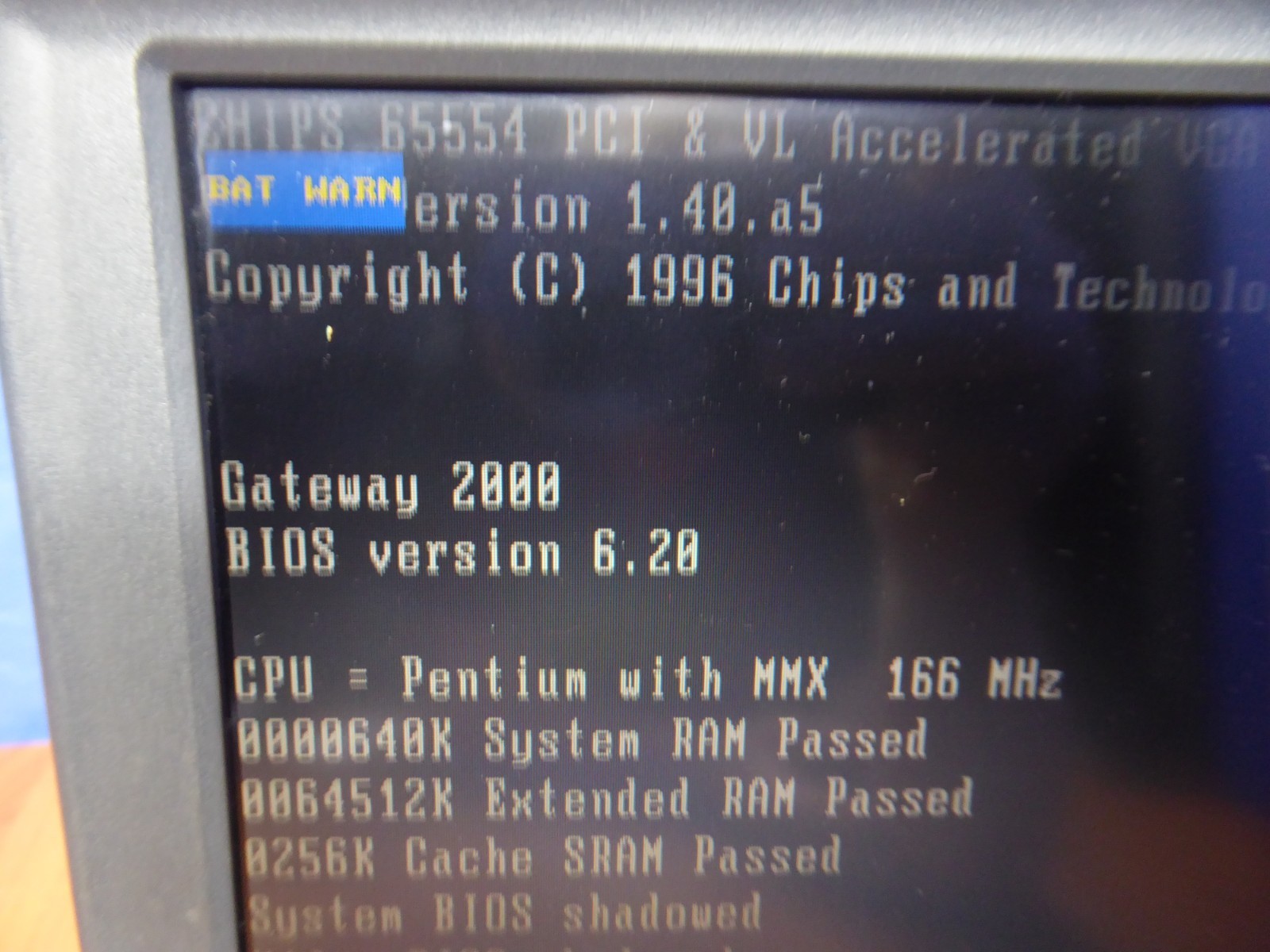 GATEWAY 2000 SOLO 2200 LAPTOP 12″ VINTAGE w/ P/A SOLD AS-IS TO POWER ON
