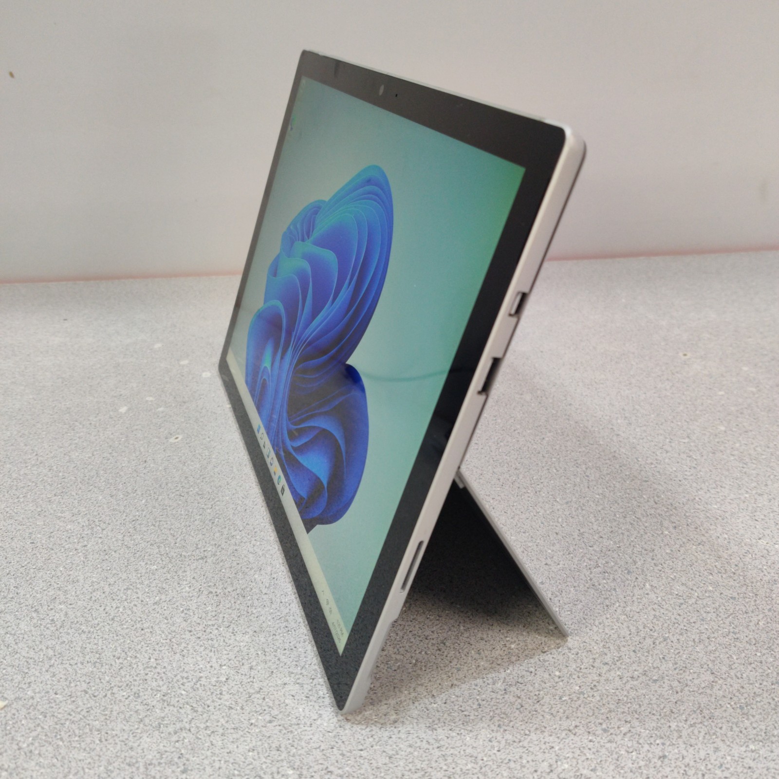 Microsoft Surface Pro 1796 i5-7300U 4GB 128GB Win11Pro NO KEYBOARD – FOR PARTS