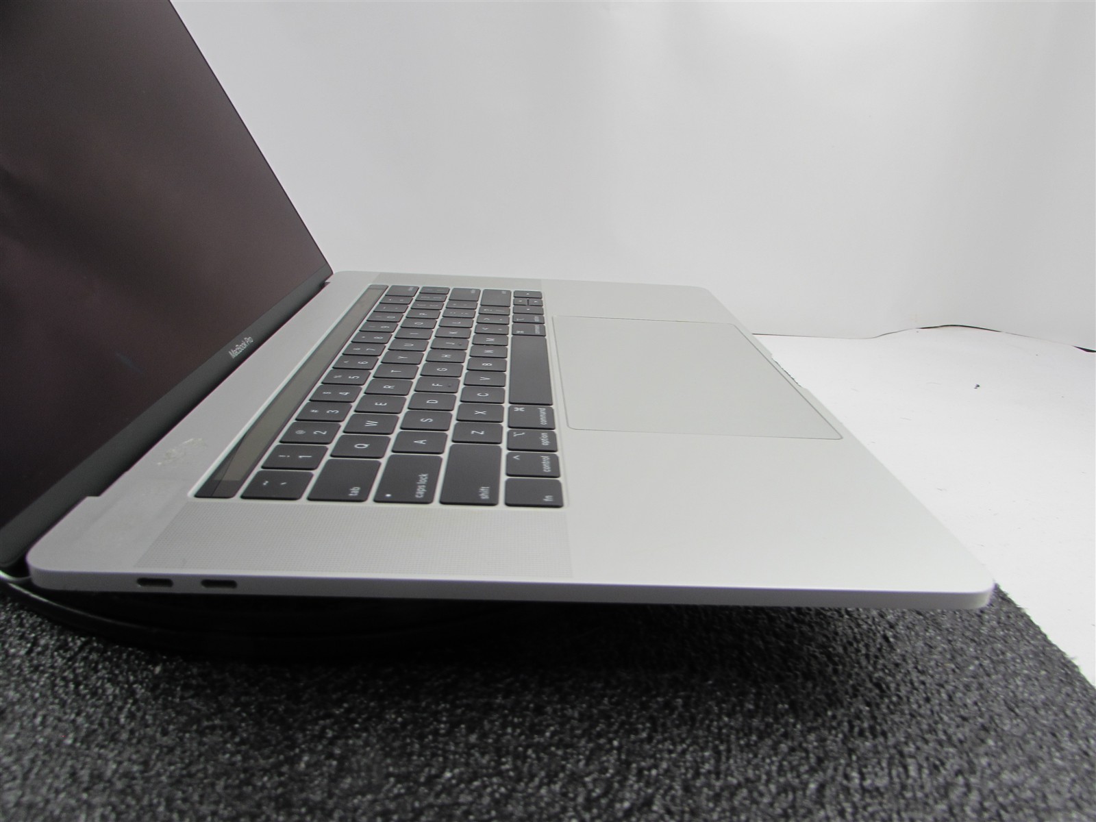 APPLE MACBOOK PRO A1990 3072X1920 I9-9980Hk 1TB SSD 32GB RAM AMD GPU NO O.S