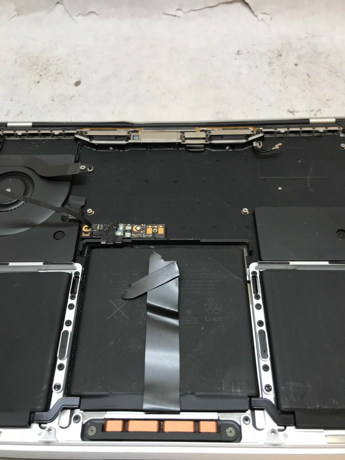 Apple MacBook Pro Late 2016 A1708 Chassis NO MOTHERBOARD For Parts Cracked – -DW
