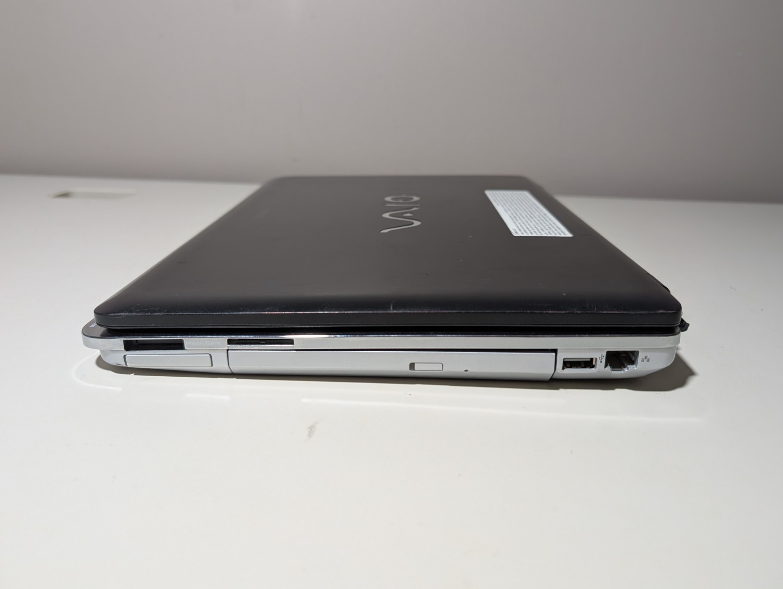 14″ Sony Vaio VGN | C2D T9300 4GB RAM 128GB SSD | DVD Win Vista 32-Bit