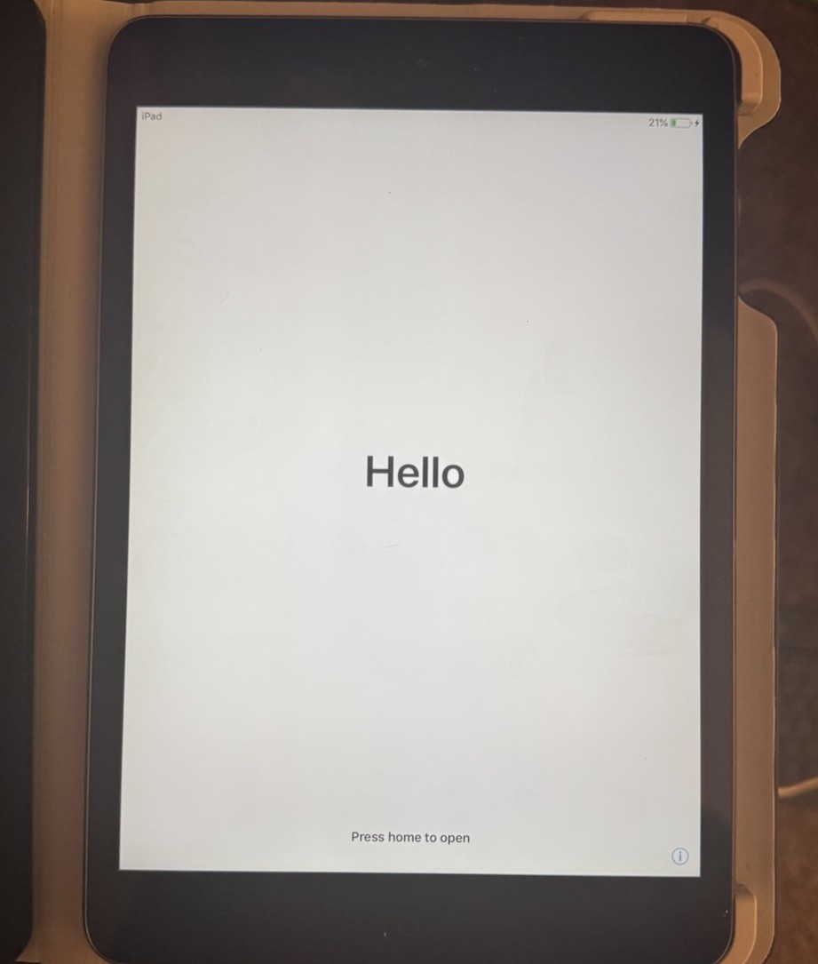 Apple iPad Mini 2 w/ Black Keyboard Folio Case Cover Bundled