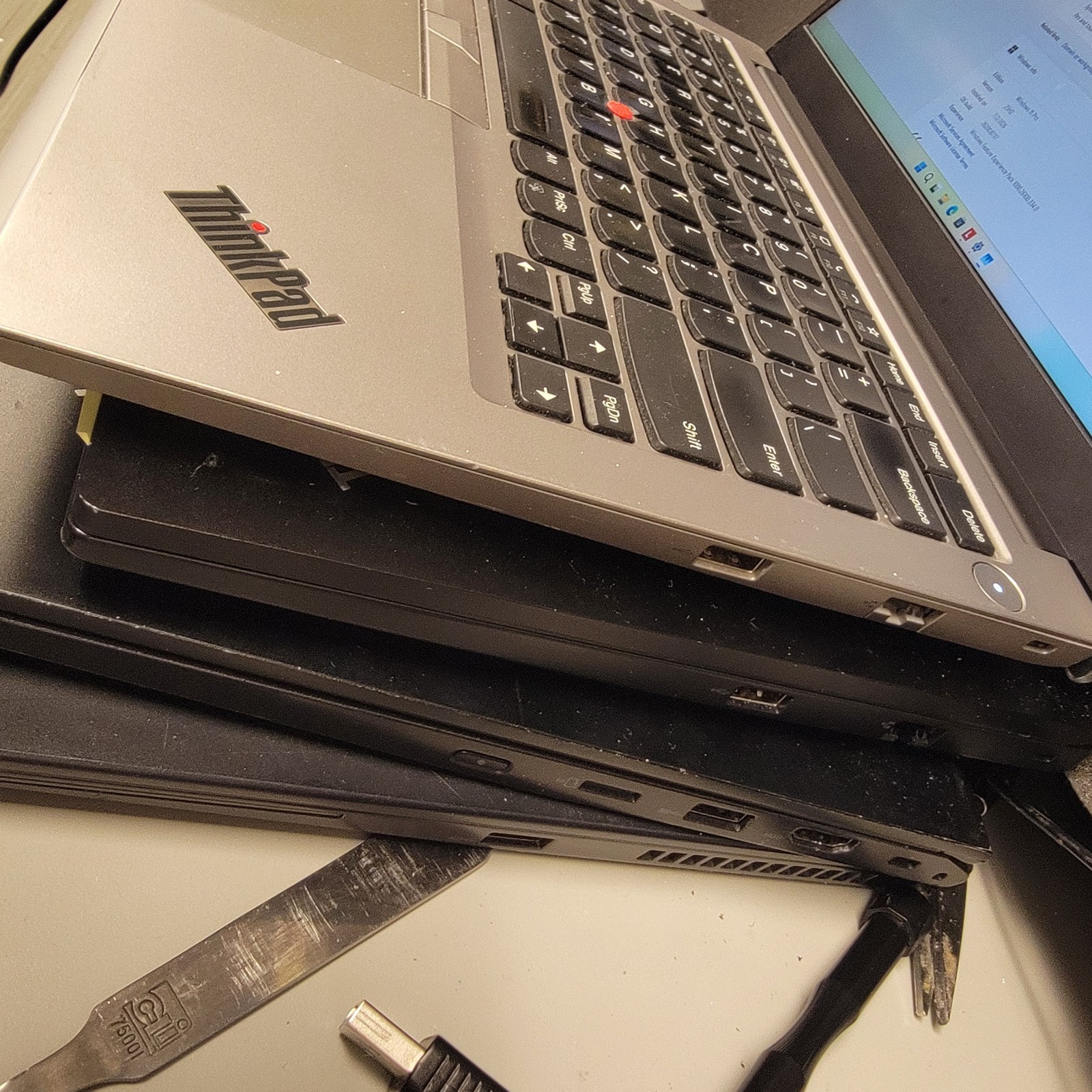 Lenovo ThinkPad E14 Gen 4 14″ FHD i5-1235U 8GB RAM 256GB NVME WIN11 PRO