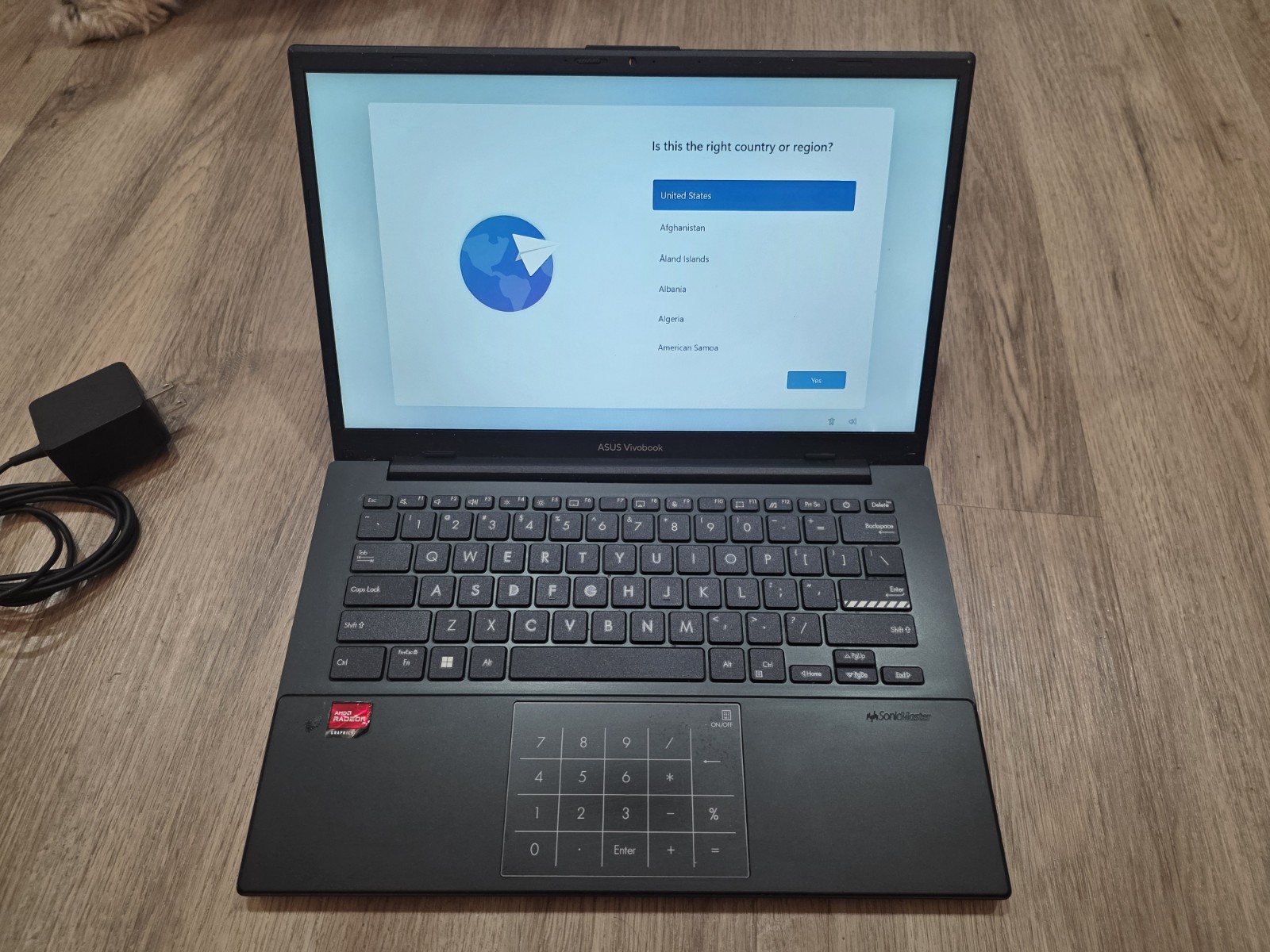 ASUS 14″ Laptop – AMD Ryzen 4GB RAM 128GB SSD Black (E1404FA-TH31)