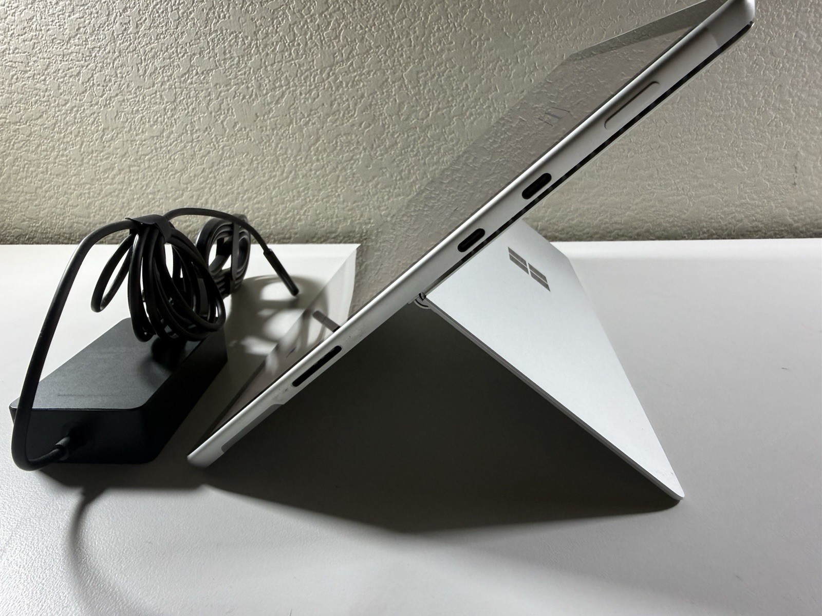 Microsoft Surface Pro 8 (1982) i5-1145G7 – 16GB RAM – 256GB 120Hz – Win 11 Pro