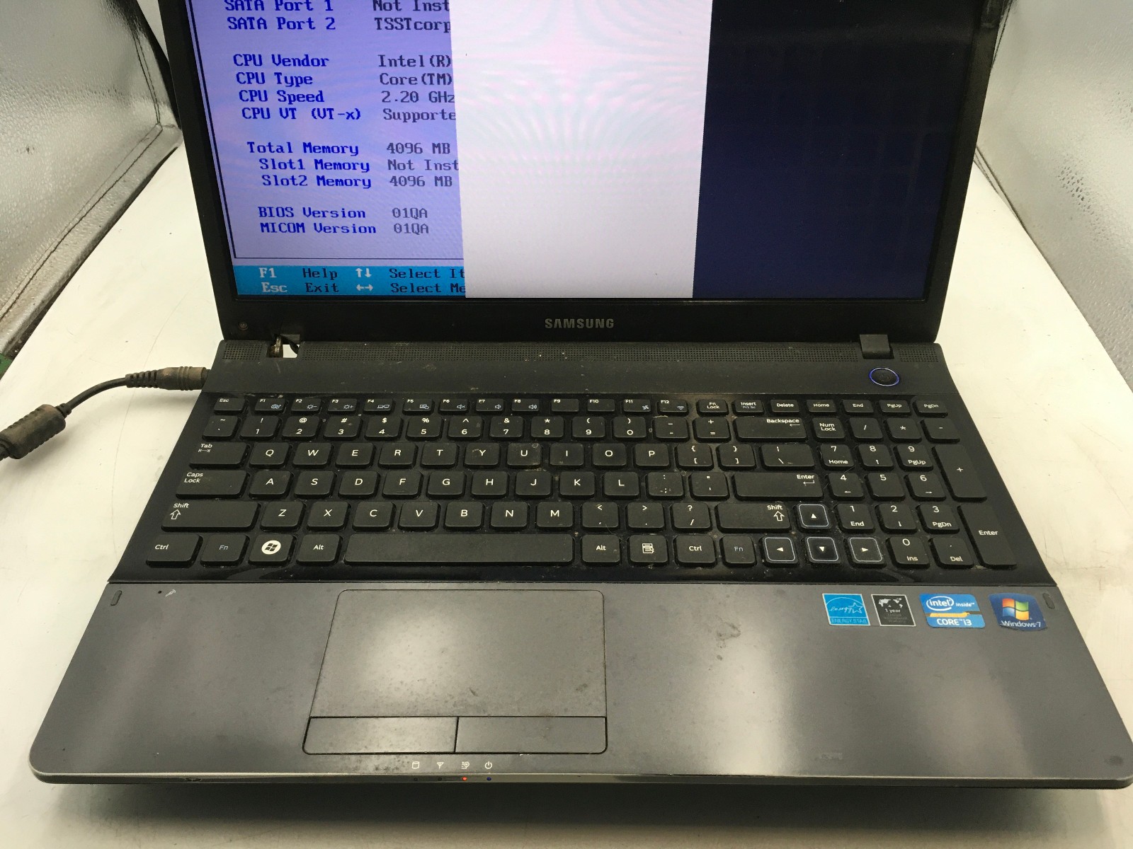 SAMSUNG 300E NP300E5A – FOR PARTS/BAD LCD – INTEL I3 2ND GEN – 4GB RAM -READ- BB