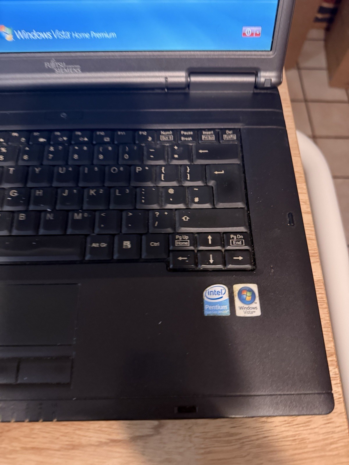 Fujitsu Siemens Esprimo Mobile V5535 Laptop T2370 Windows XP 2GB Needs Reset