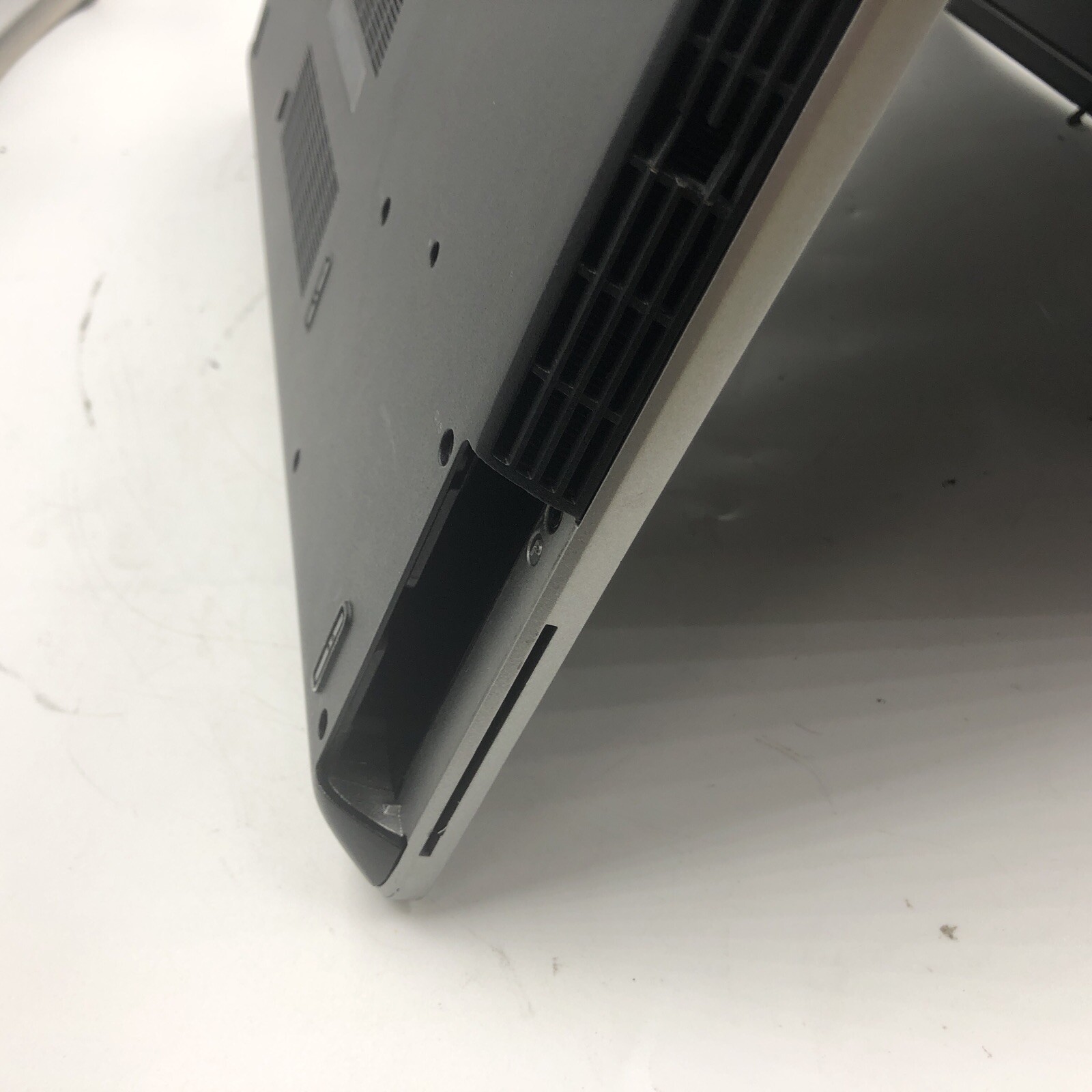 Dell Latitude E6520 Laptop Intel i5-2410M 2.3GHZ 4GB NO HDD/OS/Battery/Caddy