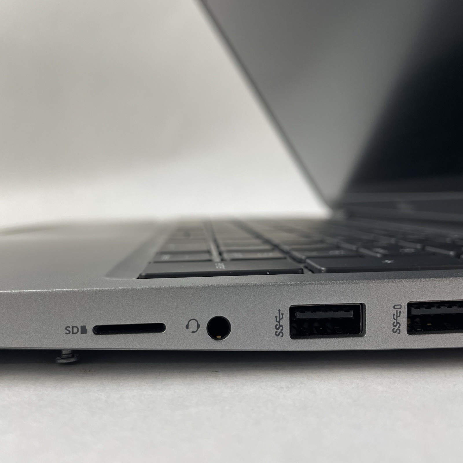 Dell Latitude 5520 15.6″ i5-1135G7 2.4GHz 8GB RAM No SSD/OS/AC – Scratched Paint