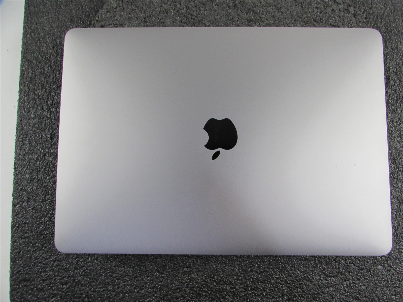 APPLE MACBOOK PRO A2251 2560X1600 CORE I7-1068NG7 512GB SSD 16GB RAM NO O.S