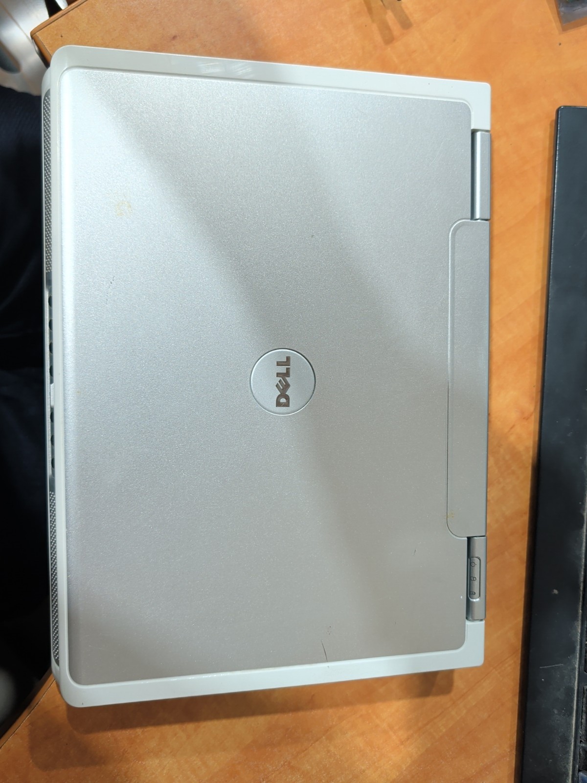 Dell Inspiron E1405 2 GB Ram, 80 GB HDD, 1.6 Ghz C2D Windows XP W/Charger