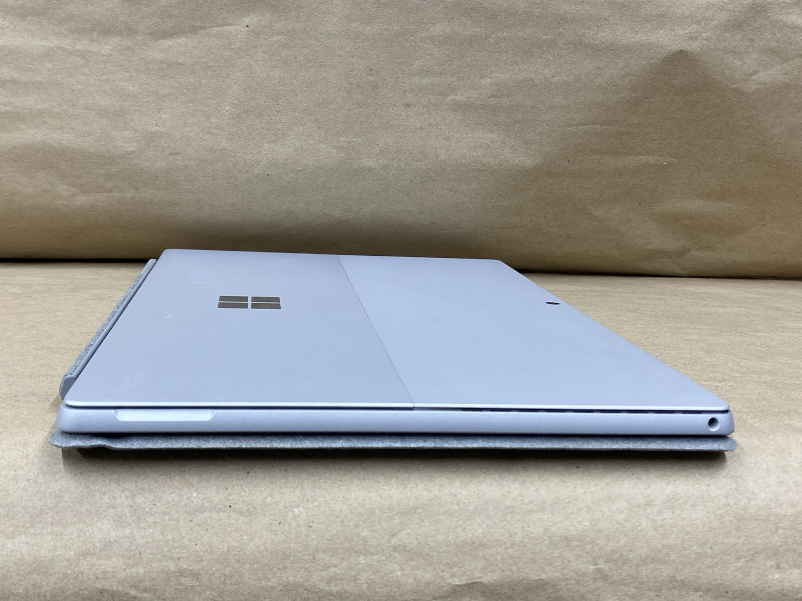 Microsoft Surface Pro – 12″ 2736*1824 – i5-7300U – 8GB – 256GB SSD – Win 10 READ