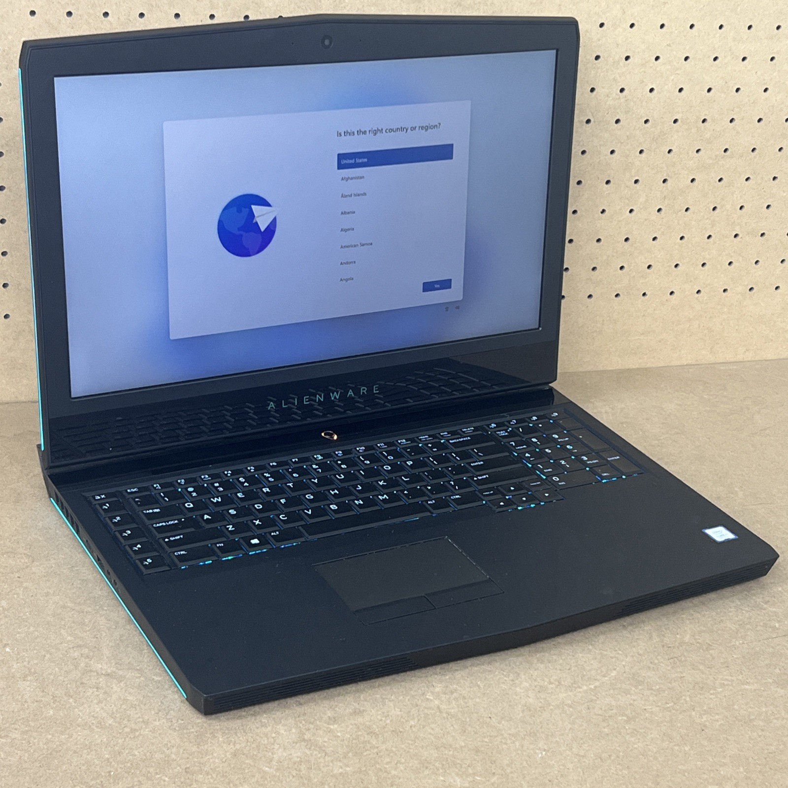Alienware 17 R5 Gaming i7-8750H 16GB Ram 1TB SSD GTX 1070- Fair *76% Batt, Read*