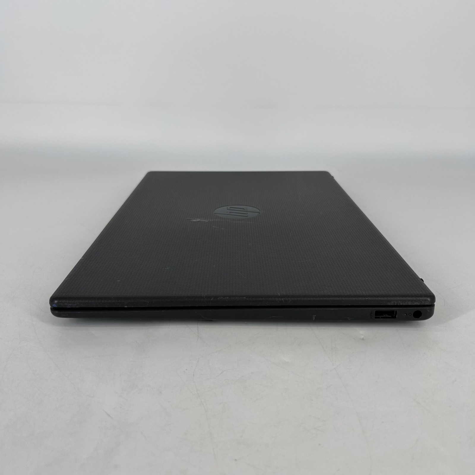 HP 255 G10 15.6 Silver HD 2.0 GHz Ryzen 3 7320U 8GB RAM 256GB SMOKE/HERBAL ODOR