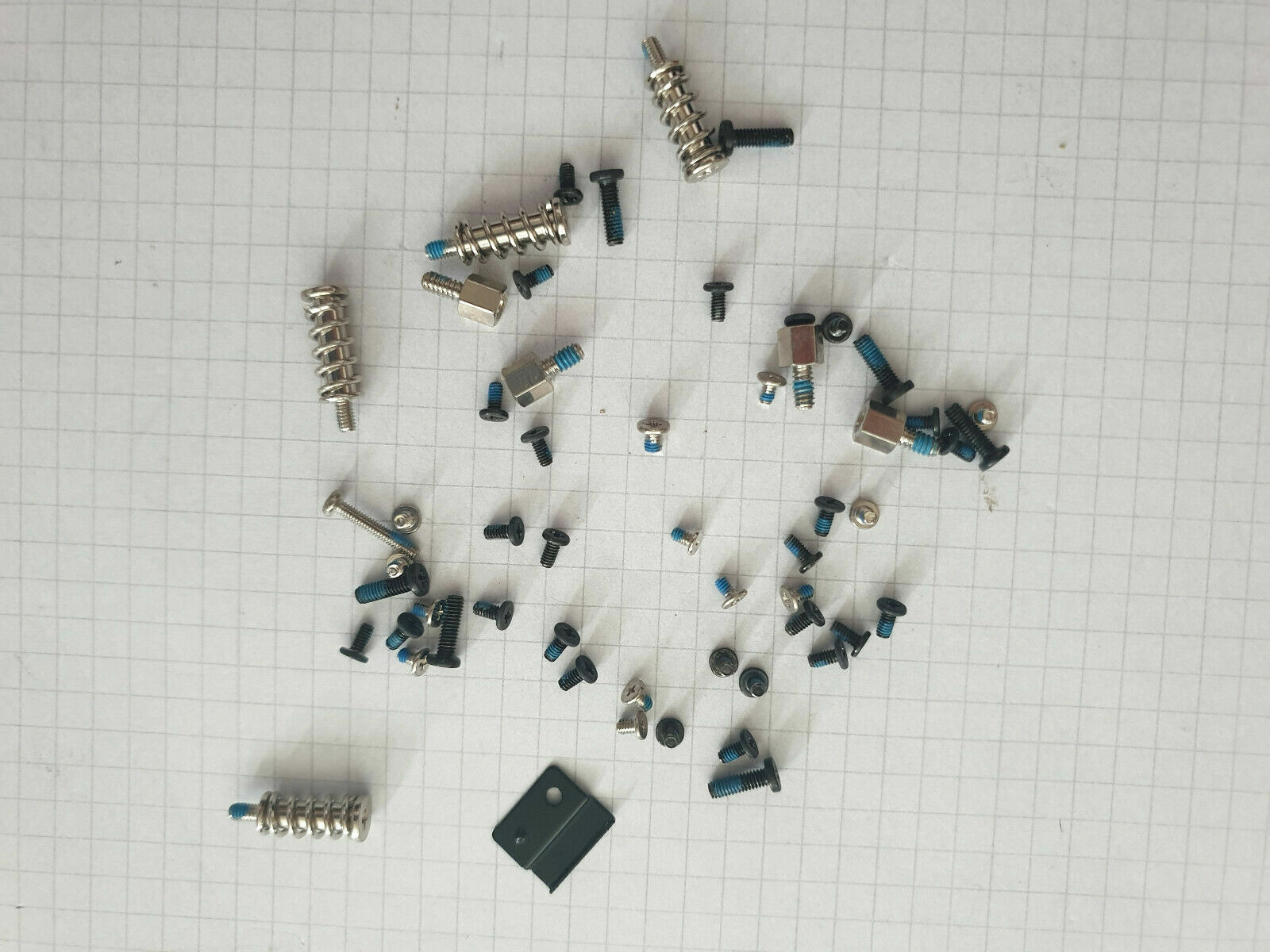Medion MD 41700 Screws