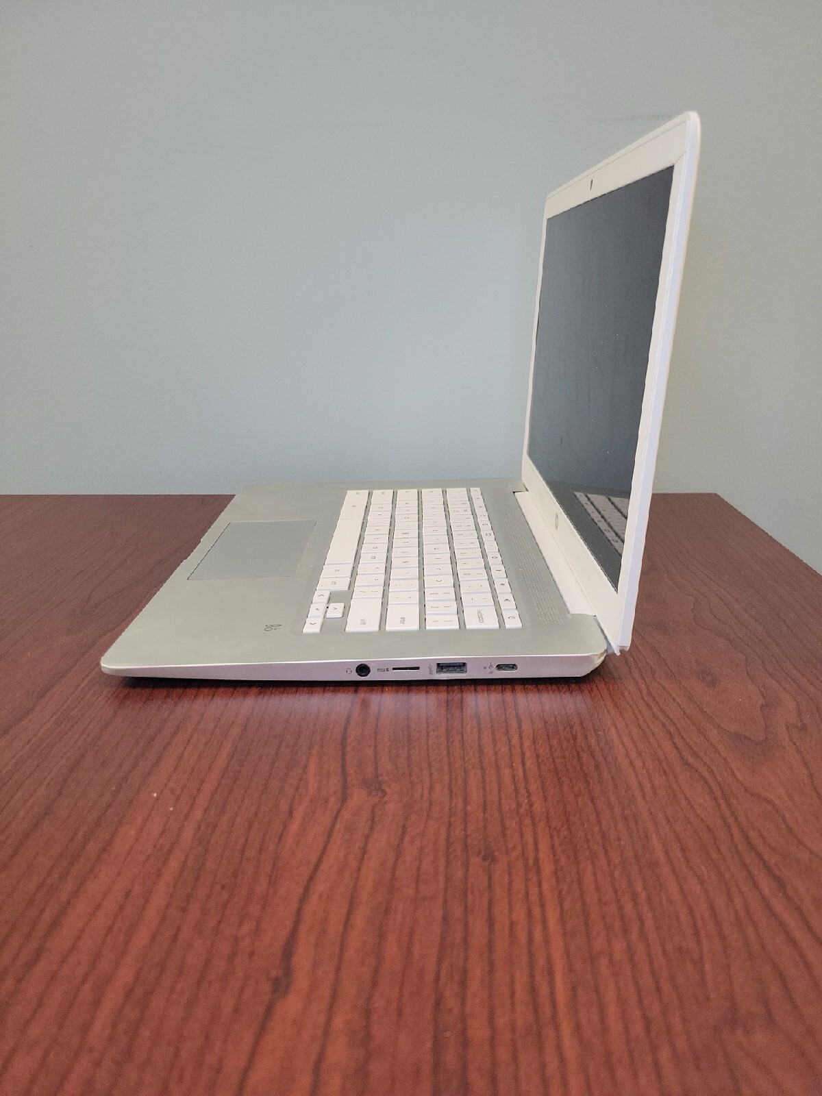 HP Chromebook 14, 14″ Full HD Touchscreen Display, For Parts Or Repair