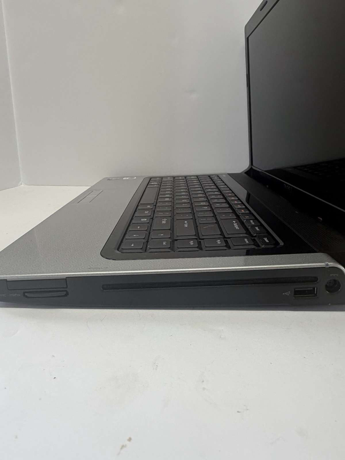 Dell Studio 1555 Laptop 15.6″ Core 2 Duo T6500 2.10Ghz w/4GB Ram,320GB HD, NO OS