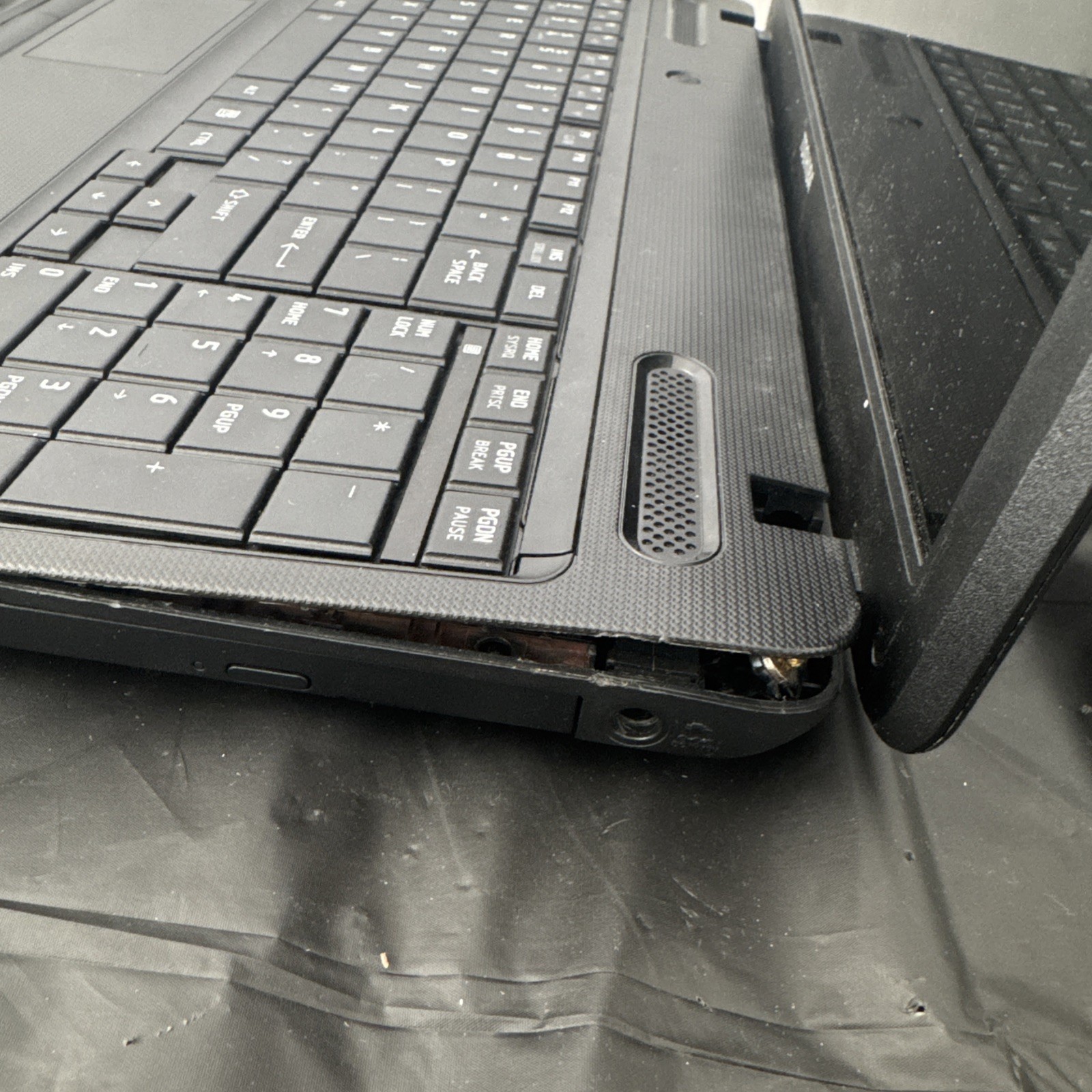 Two Toshiba Satellite C655D-S5300 Laptop Not Working Parts Only. No Power Cords