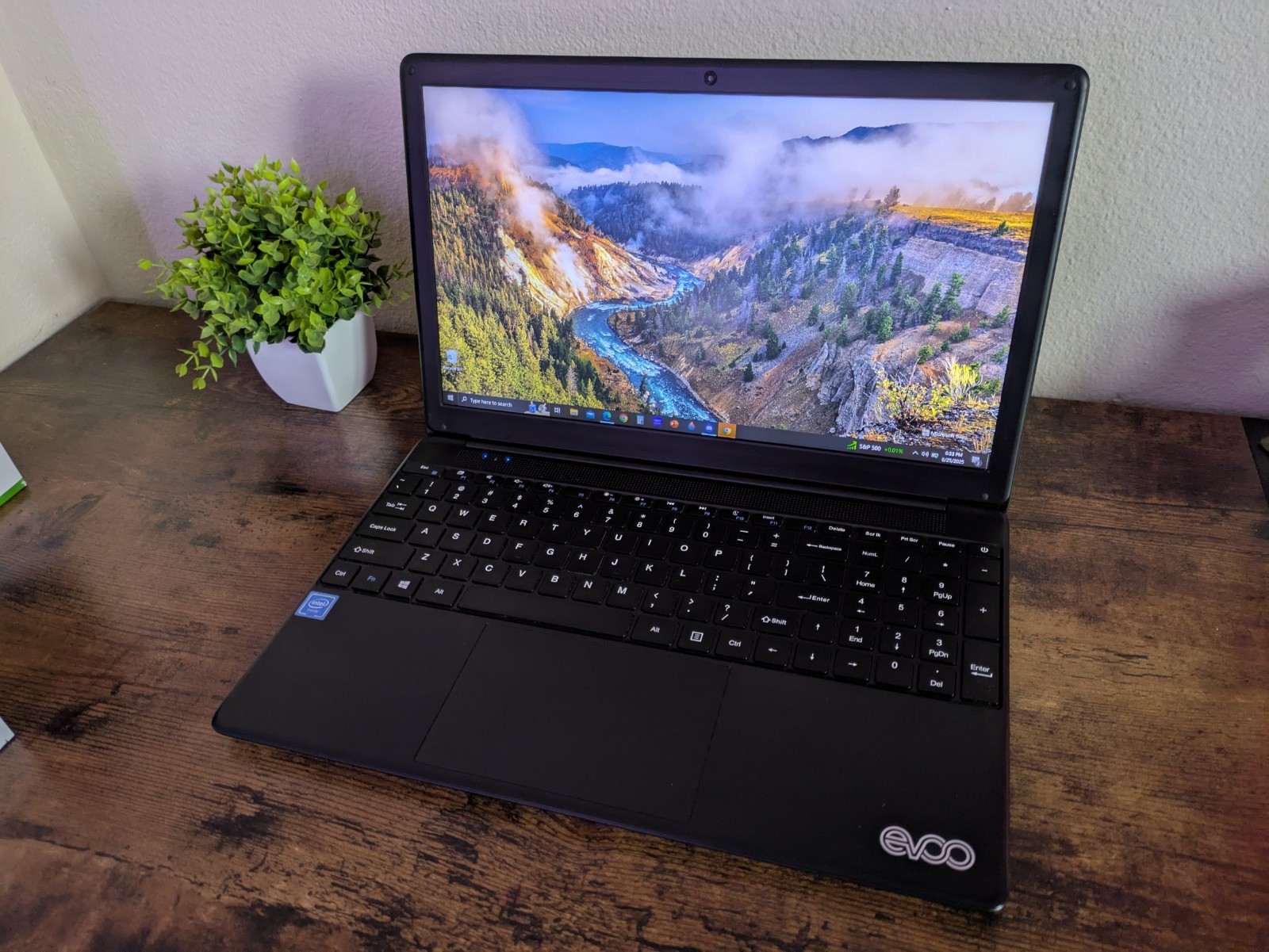 evoo evc156-2 Laptop Intel Core i7-7560U processor, 8GB of RAM, and a 256GB SSD