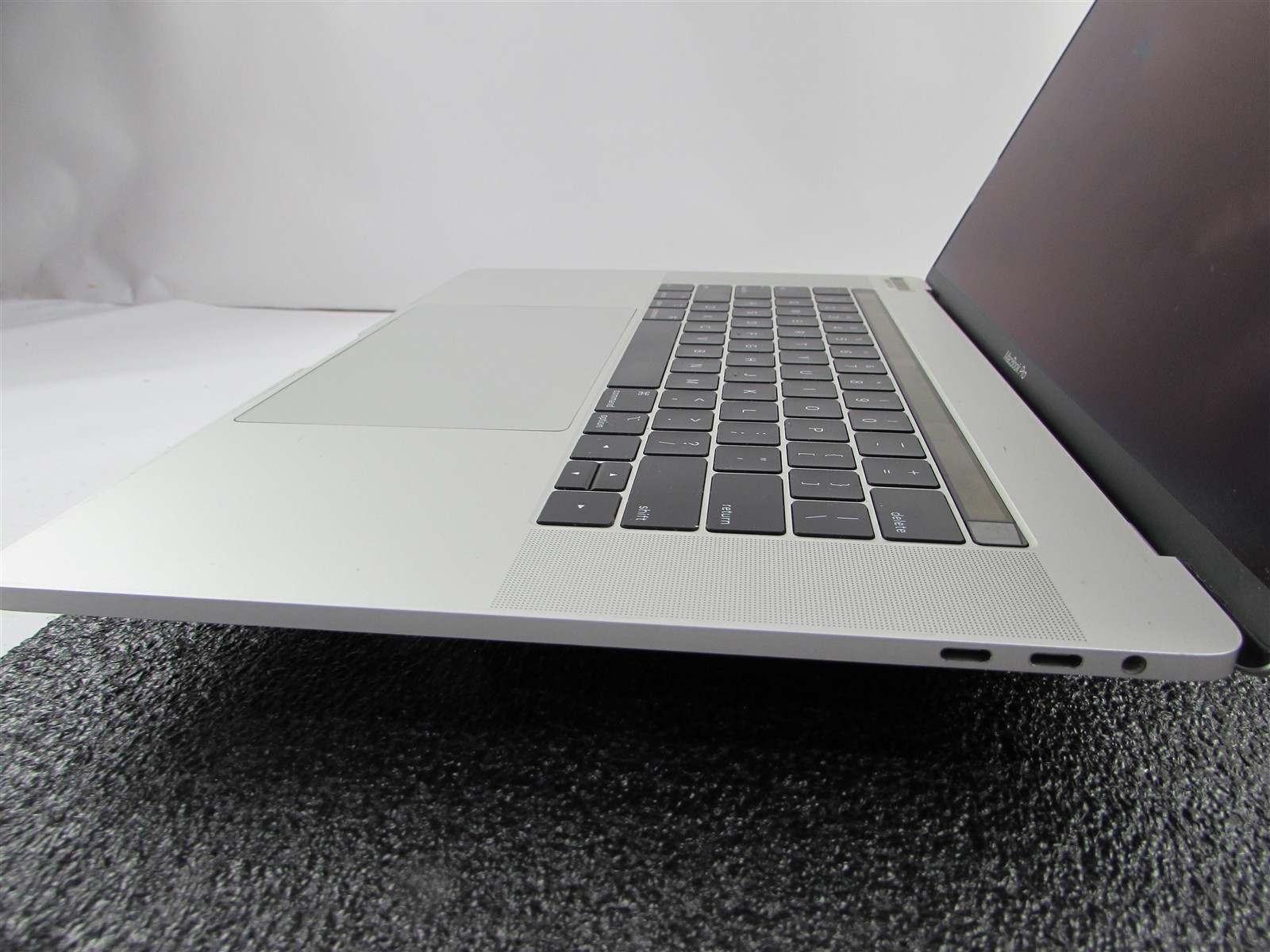 APPLE MACBOOK PRO A1990 3072X1920 I9-9980Hk 1TB SSD 32GB RAM AMD GPU NO O.S