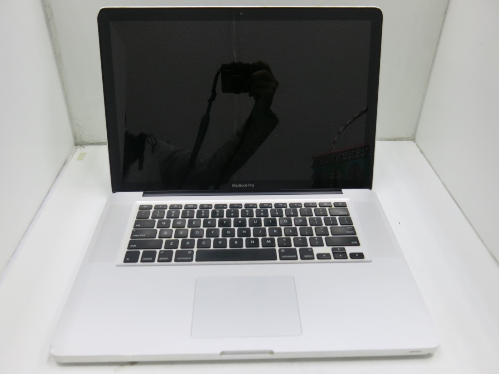 Apple MacBook Pro A1286 15.4″ 2011 | i5-520M 2.4GHz | 4GB Ram | Powers On