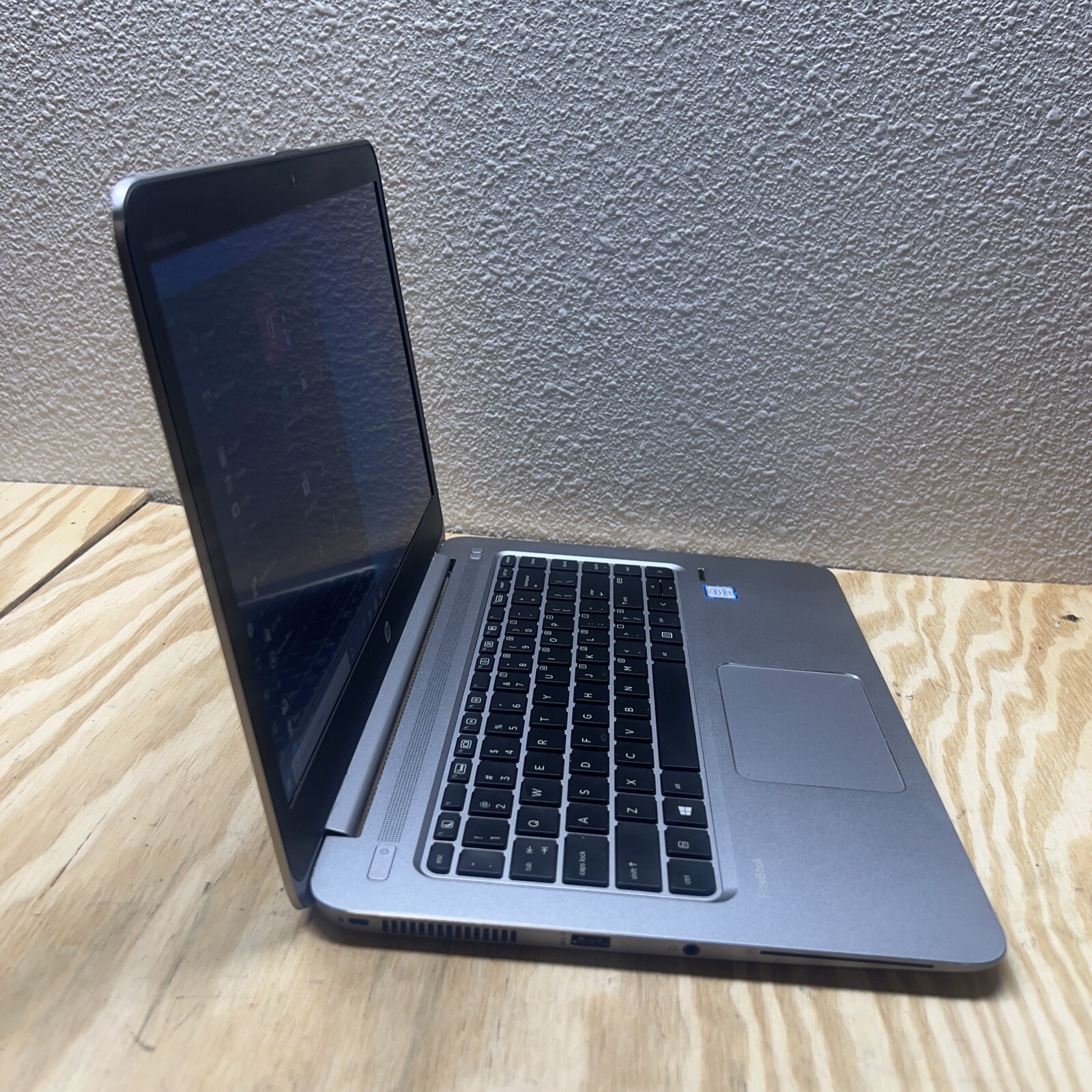HP EliteBook Folio 1040 G3 Core i5-6300U 2.4 GHz 8 GB 256 GB SSD Windows 10 Pro