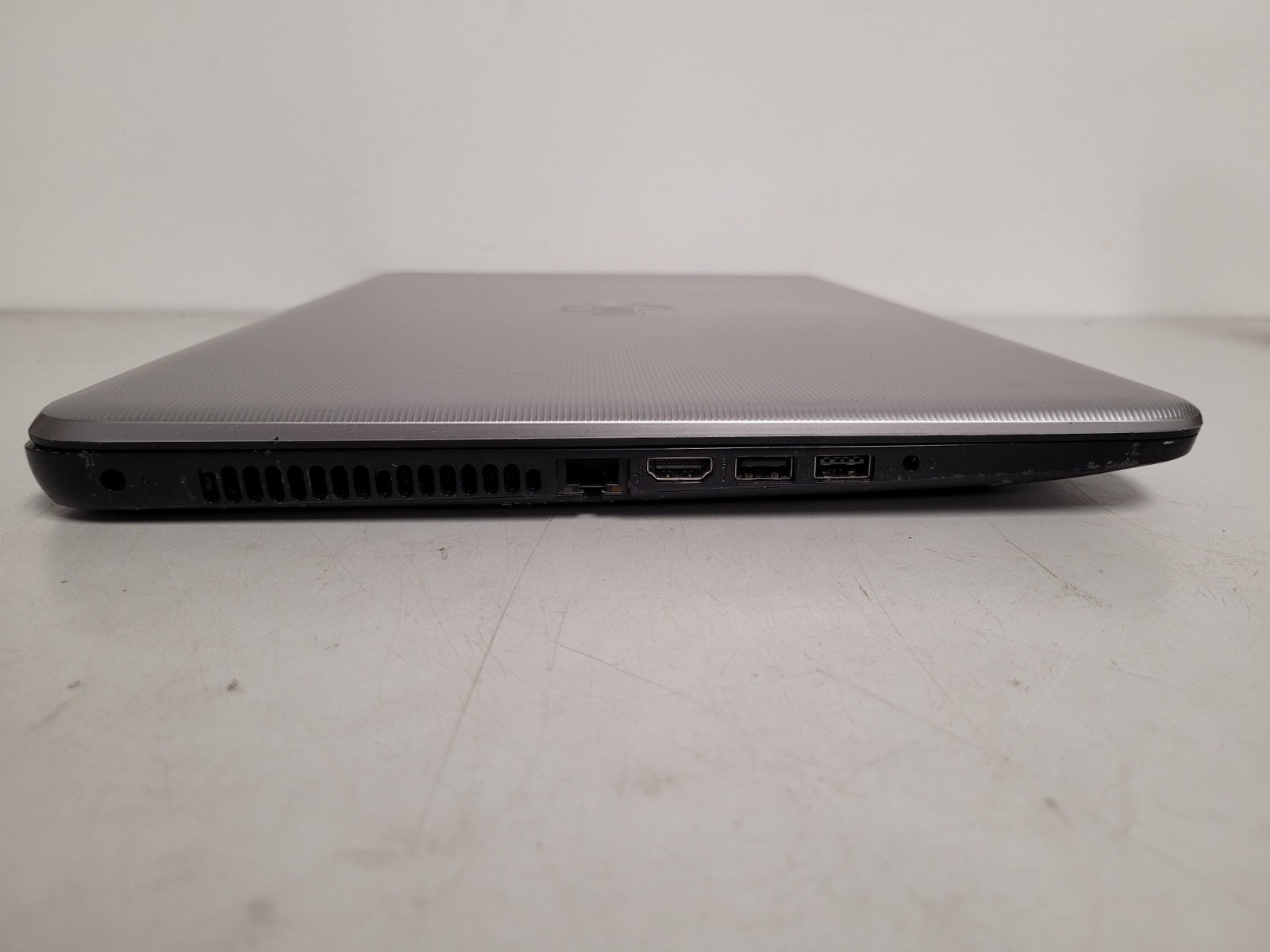 Hp notebook 17-x061nr 17.3″ i3-6100u 2.3ghz 8Gb ram 1tb hdd charger 8CG707101P
