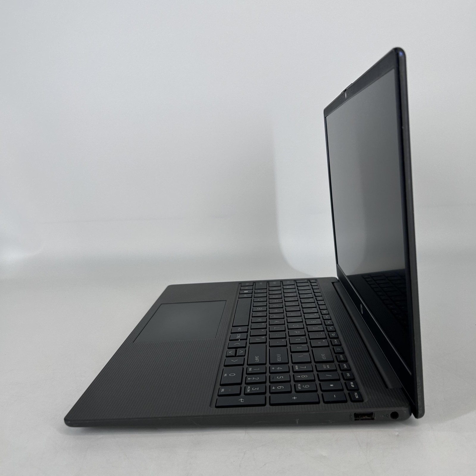 HP 255 G10 15.6 Silver HD 2.0 GHz Ryzen 3 7320U 8GB RAM 256GB SMOKE/HERBAL ODOR
