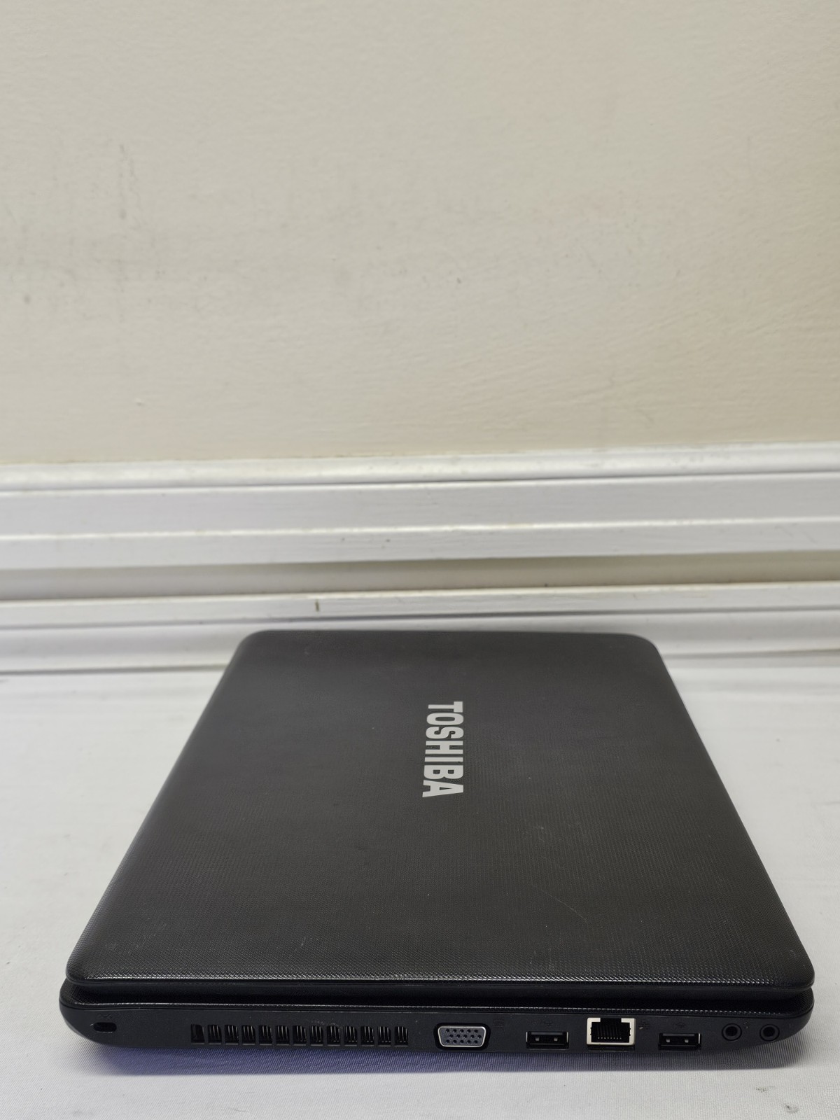 Toshiba Satellite C655-S5049 Laptop – Intel Celeron 900 – 2GB RAM – Parts – READ