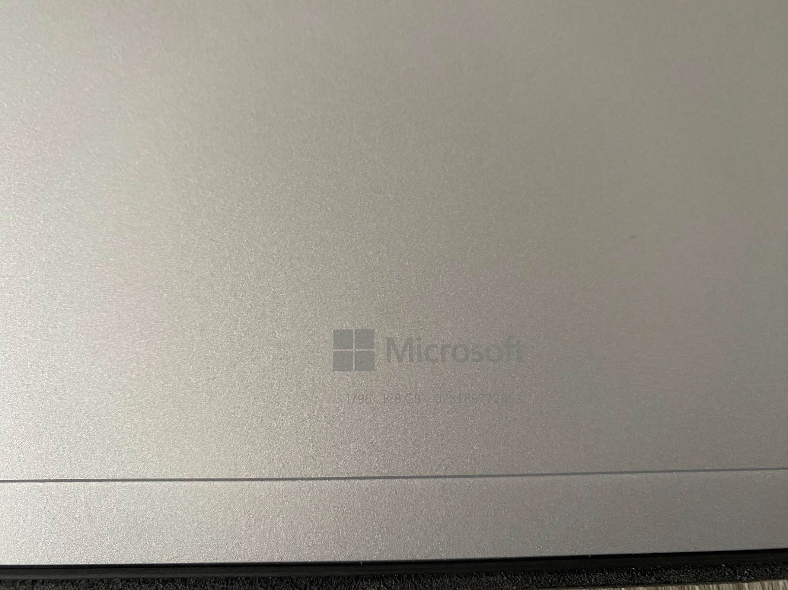 Microsoft Surface Pro ( 1796) Intel i5-7300U, 4GB RAM, 128GB SDD, Win 10+Case+Ch