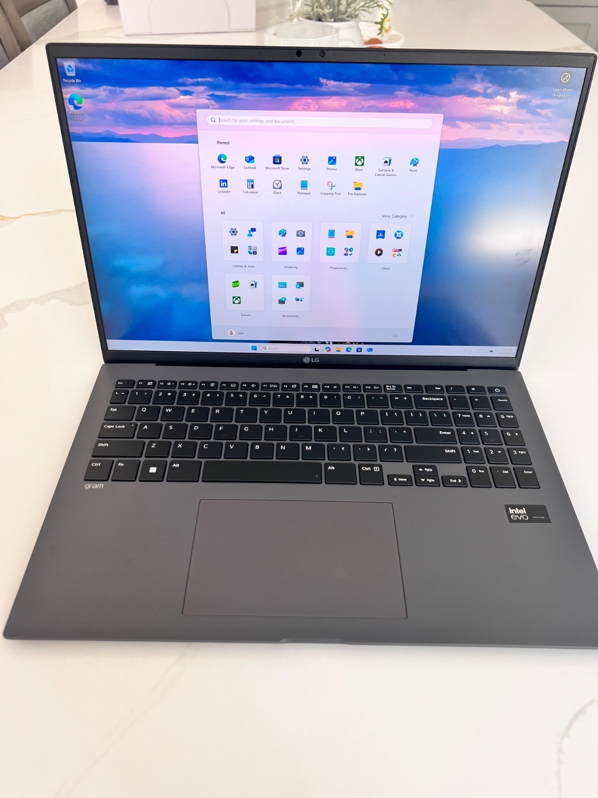 LG 15.6″ Gram Lightweight Notebook Core Ultra 7 155H 32GB Memory 512GB SSD